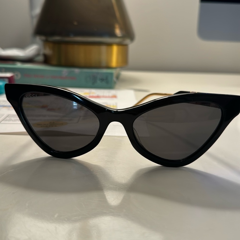 Gucci cat eye sunglasses like new gorgeous authentic